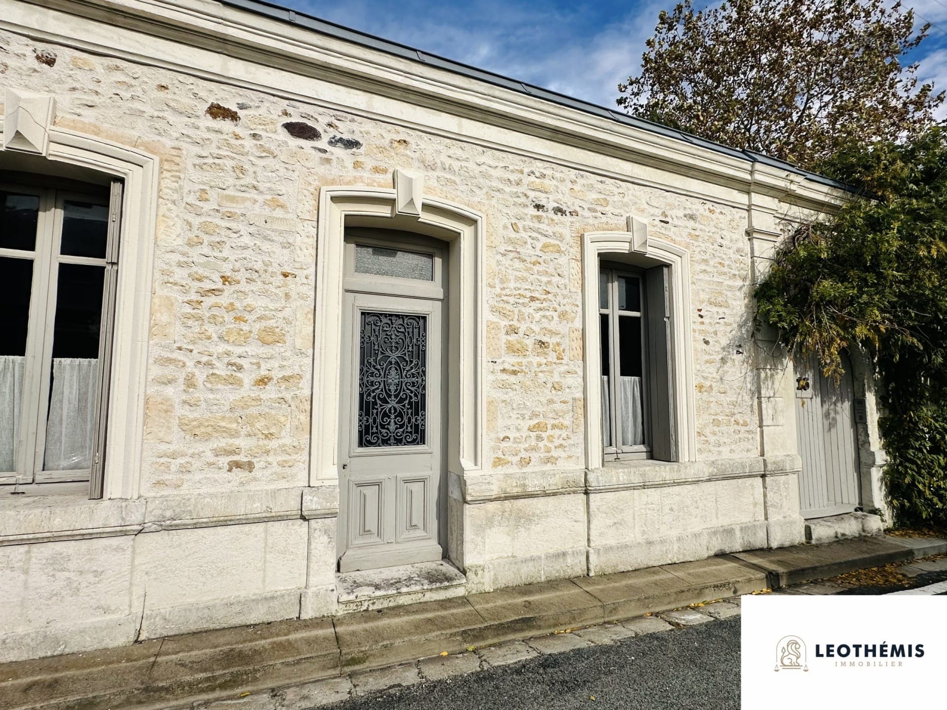 MAISON DE CARACTÈRE EN COEUR DE VILLE - La Tremblade - photo 1 sur 42