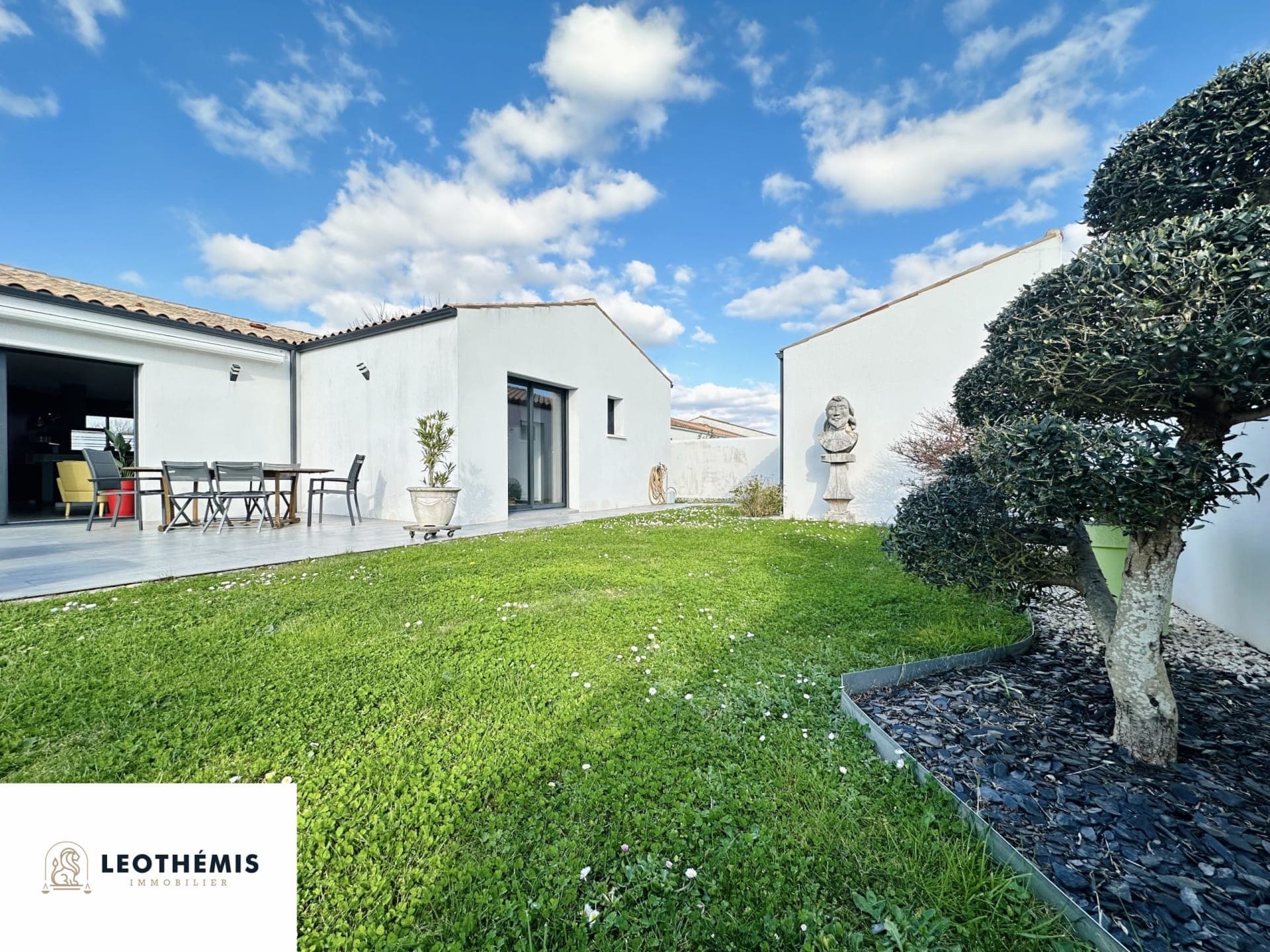 CONTEMPORAINE DE PLAIN-PIED EN COEUR DE VILLE - Marennes - photo 1 sur 26