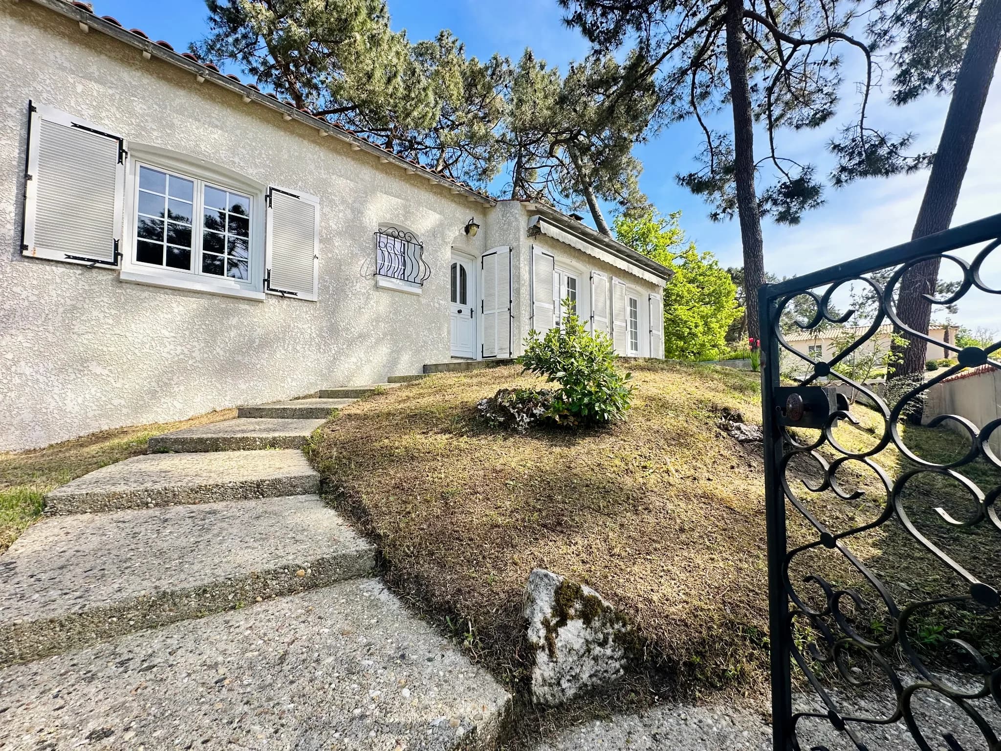 VILLA RONÇOISE AU BEAU POTENTIEL - Ronce-les-Bains - photo 1 sur 26
